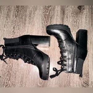 "**Steve Madden Latch Boot - Size 9**